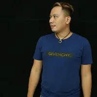 Kini, Vicky kembali merencanakan untuk menikah kembali. Jelang pernikahannya, kembali ada perempuan yang mengaku memiliki hubungan dengan Vicky. Vivie nama perempuan yang menuntut dinikahi resmi oleh Vicky. (Bambang E. Ros/Bintang.com)