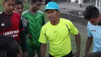 Nukirman, mantan pemain Persebaya yang kini melatih klub internal. (Bola.com/Aditya Wany)