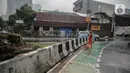 Petugas PPSU membersihkan sampah dekat beton pembatas di Jalan Senopati, Jakarta, Minggu (29/12/2019). Pascakejadian mobil tabrak Apotek Senopati, Suku Dinas Bina Marga memasangan beton pembatas untuk meminimalisir kejadian serupa terulang kembali. (Liputan6.com/Faizal Fanani)