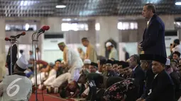 Presiden Turki Reccep Tayyip Erdogan (berdiri) saat shalat Sunnah sebelum Shalat Jumat di Mesjid Istiqlal, Jakarta, Jumat (31/7/2015). Erdogan berada di Indonesia selama tiga hari dalam rangka kunjungan kenegaraan. (Liputan6.com/Faizal Fanani)