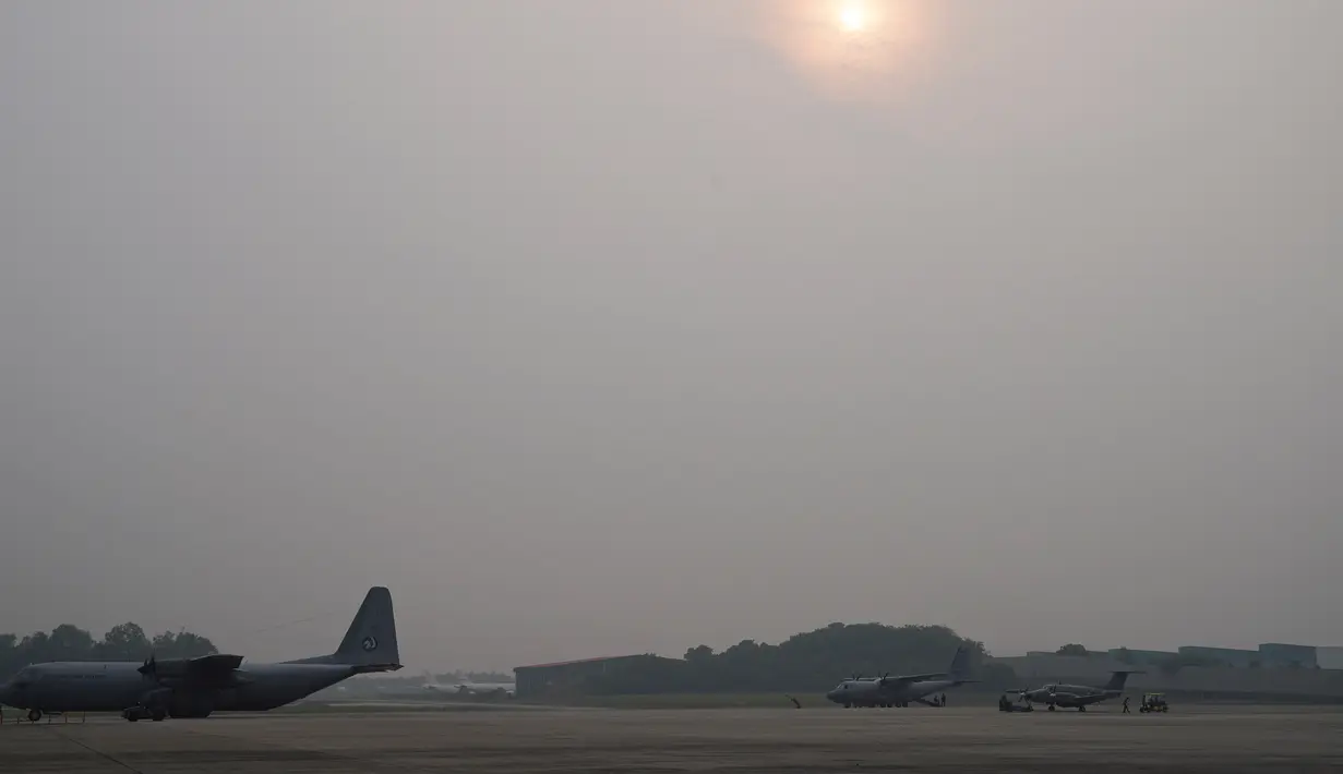 Pesawat terparkir saat akan proses penyemaian awan di Pangkalan Udara Militer Subang, Malaysia, Kamis (19/9/2019). Malaysia melakukan operasi penyemaian awan untuk mendorong hujan dalam mengatasi kabut asap yang melanda. (AP Photo/Vincent Thian)