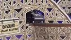 Aksi spektakuler ditunjukkan oleh kelompok pendukung VfL Osnabrück di tribune stadion kandang mereka, Bremer Brücke. Para suporter membentangkan koreografi (tifo) 3D raksasa bergambar lintasan roller coaster, lengkap dengan kereta wahana yang memba...