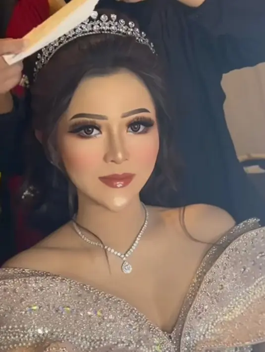 Bisa jadi inspirasi makeup look untuk pernikahan. Bagaimana menurutmu makeup Ngunduh Mantu Bella Bonita ini, Sahabat FImela?  [Instagram/khadijahazzahra_makeup]