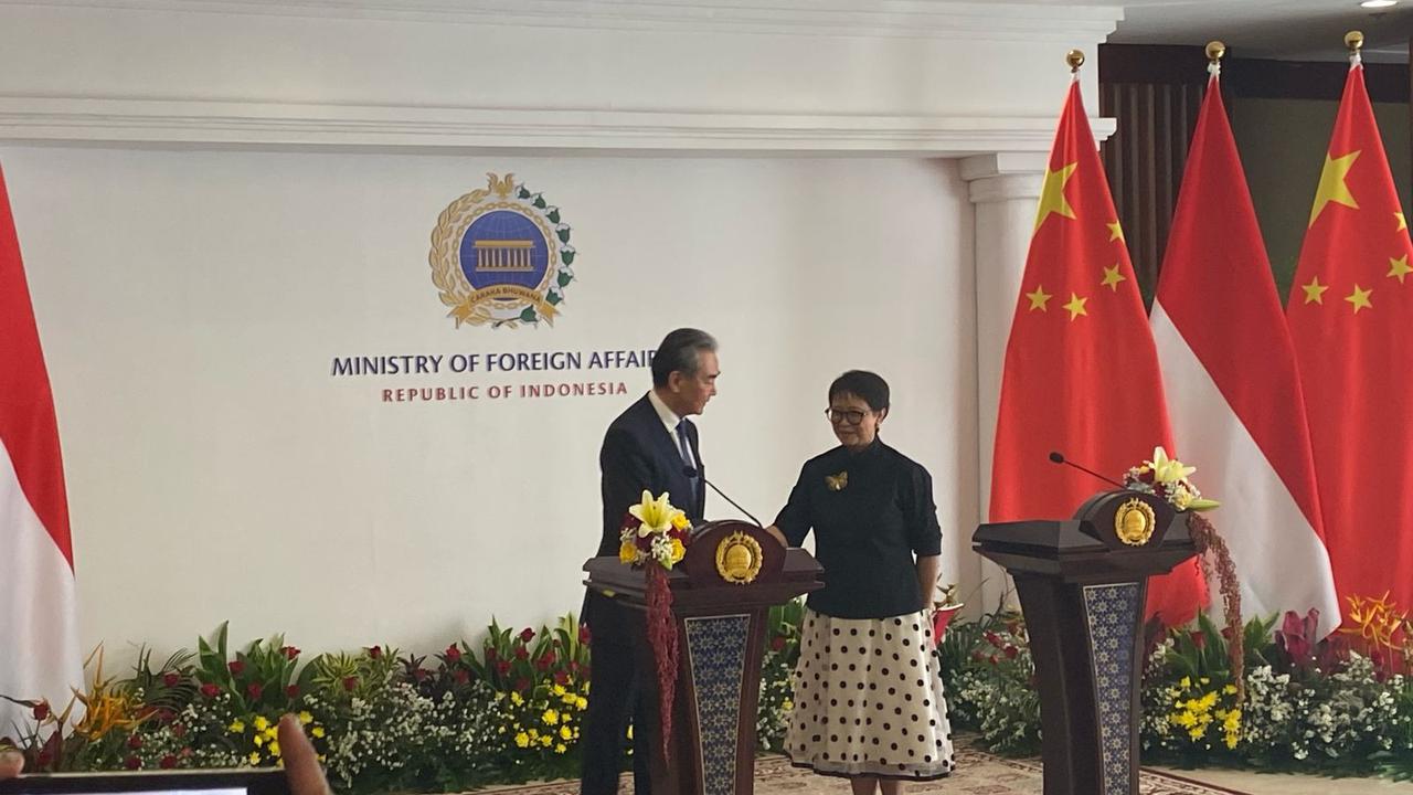 Menteri Luar Negeri China Wang Yi melakukan pertemuan dengan Menlu Retno Marsudi di Jakarta