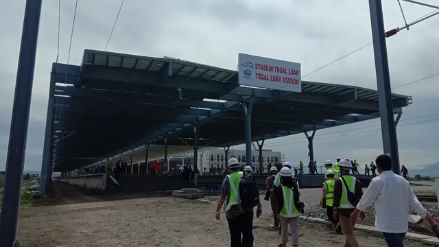 Penampakan Stasiun Kereta Cepat Jakarta-Bandung di Tegalluar, Kabupaten Bandung, Kamis (13/10/2022). (Maulandy/Liputan6.com)