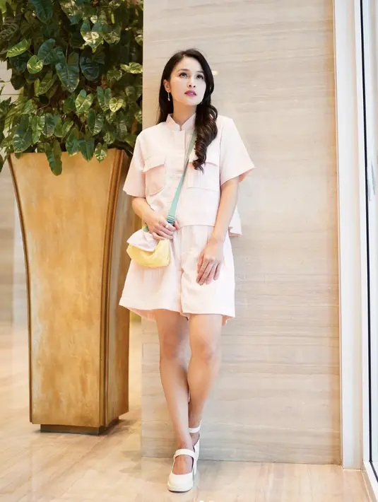 Sandra Dewi memilih nuansa pink pastel yang lebut untuk outfit yang dikenakannya. Satu set antara celana pendek dan boxy shirt, gaya kasualnya bisa jadi inspirasi tampil stylish saat weekend. [Foto: Instagram/ Sandra Dewi]