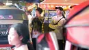Ekspresi kekecewaan fans Timnas Kamboja U-22 yang menyaksikan pertandingan dari luar Olympic Stadium setelah tim kesayangannya dikalahkan Myanmar 0-2 dalam pertandingan ketiga Grup A SEA Games 2023, Minggu (7/5/2023). (Bola.com/Gregah Nurikhsani)