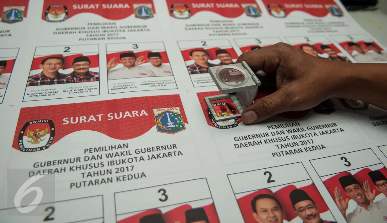 Petugas mengamati kertas surat suara Kedua Pilkada DKI 2017 di Percetakan PT. Gramedia Printing, Cikarang, Jawa Barat, Kamis (23/3). Kertas surat suara untuk Pelgub DKI Jakarta hari ini mulai dicetak. (Liputan6.com/Gempur M Surya)