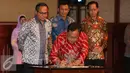 Menkeu Bambang Brodjonegoro menandatangani kontrak kerjasama penunjukan bank persepsi saat sosialisasi Tax Amnesty di Jakarta, Kamis (21/7). Penandatanganan tersebut merupakan pendukung utama dari program tax amnesty.(Liputan6.com/Angga Yuniar)