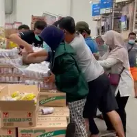 Berebut bear brand. Foto: Tangkapan layar video amatir yang diterima Liputan6.com (3/7/2021).
