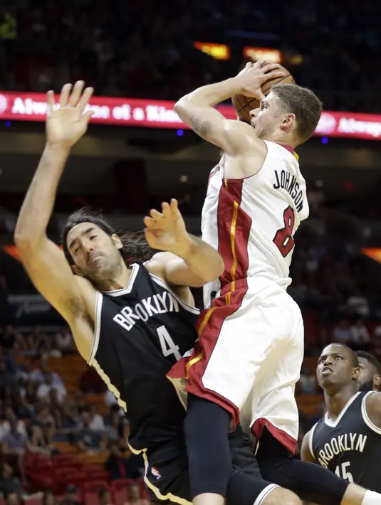 Guard Miami Heat, Tyler Johnson, coba dihadang forward Brooklyn Nets, Luis Scola, dalam laga pramusim NBA 2016-2017 di American Airlines Arena, Miami, Florida, AS, Selasa (11/10/2016). (AP Photo/Alan Diaz)