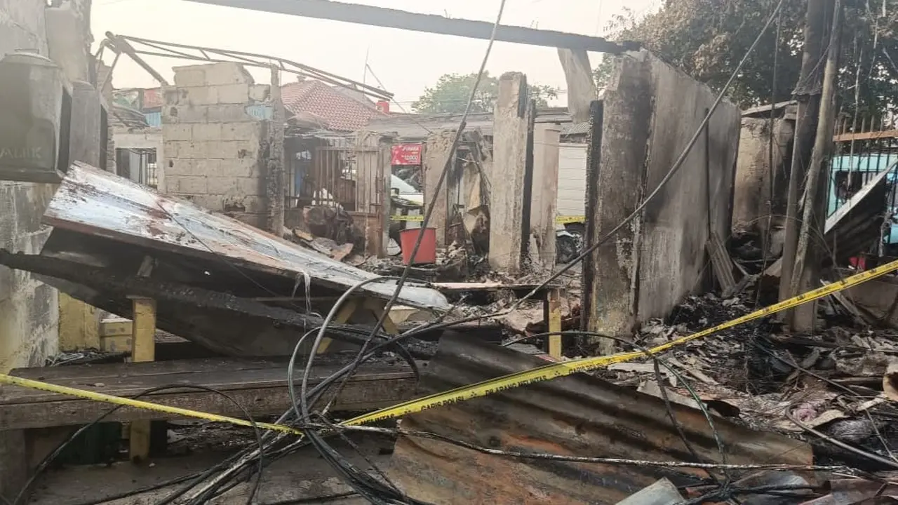 Kebakaran melanda permukiman padat di Jalan Teuku Nyak Arif, RT 05/01, Kebayoran Lama Utara, Jakarta Selatan.
