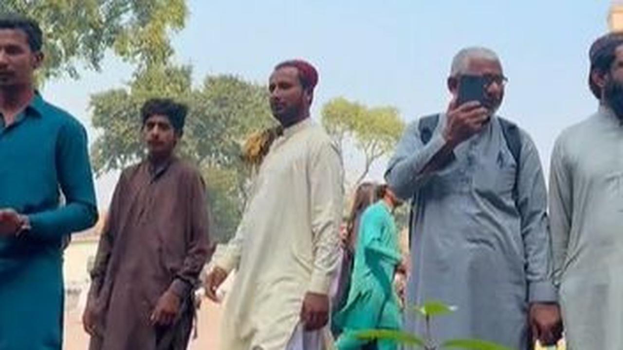 Saat sedang asik berjalan-jalan, sejumlah wisatawan itu mendadak dikerumuni oleh puluhan warga asli Pakistan.
