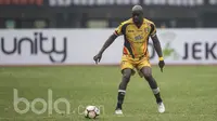Gelandang Mitra Kukar, Mohamed Sissoko, mengontrol bola saat tampil melawan Persija pada laga Liga 1 2017 di Stadion Patriot, Bekasi, Minggu (15/5/2017). Kedua tim bermain imbang 1-1. (Bola.com/Vitalis Yogi Trisna)