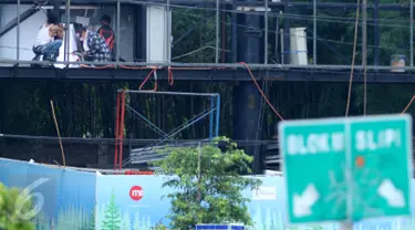 Tiga pekerja sedang melakukan perbaikan papan reklame di Kawasan Senayan, Jakarta, Kamis, (6/10). Papan reklame diremajakan agar tidak roboh diterpa hujan deras disertai angin kencang. (Liputan6.com/Gempur M. Surya)