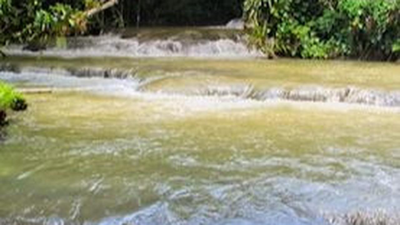 Warga Desa Sumberkare terpaksa menggunakan air sungai untuk berbagai kebutuhan.