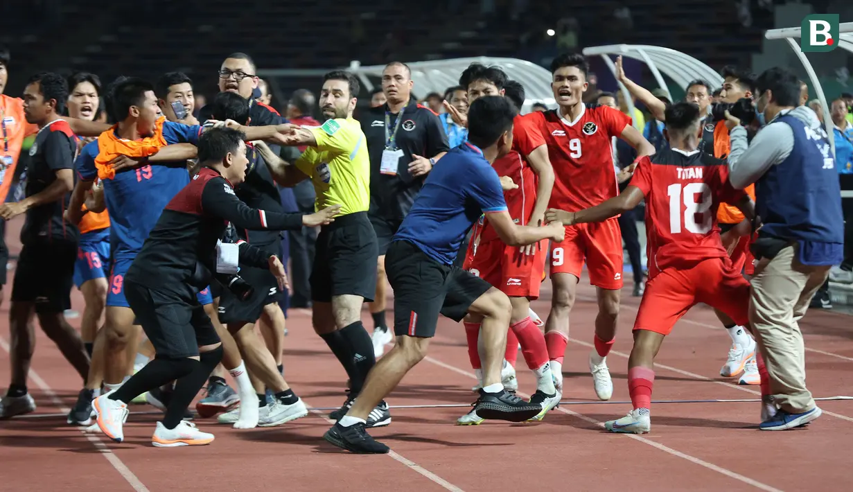 <p>Sejumlah pemain dan official Timnas Indonesia U-22 bersitegang dengan pemain dan official Timnas Thailand U-22 pada laga final sepak bola SEA Games 2023 yang berlangsung di Olympic Stadium, Phnom Penh, Kamboja, Selasa (16/05/2023). (Bola.com/Abul Aziz)</p>