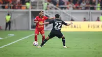 Pemain Persija Jakarta, Riko Simanjuntak berusaha melewati adangan pemain Barito Putera, Novan Setya Sasongko pada laga pekan pertama BRI Liga 1 2024/2025 di Jakarta International Stadium (JIS), Jakarta Utara, Sabtu (10/8/2024). (Bola.com/Abdul Aziz)