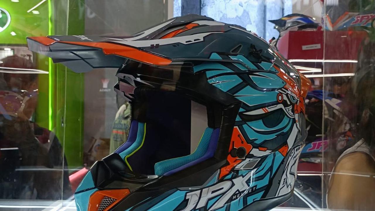 JPX Motocross helmet with aerodynamic design
