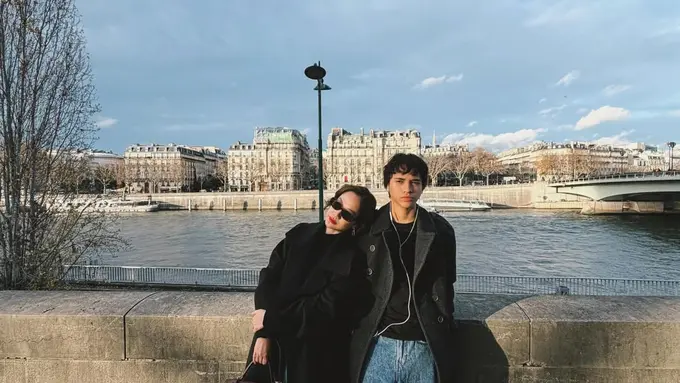 Gaya Serba Hitam Bunga Citra Lestari yang Anti Membosankan Liburan di Paris