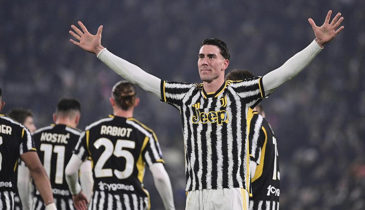 Pemain Juventus, Dusan Vlahovic, melakukan selebrasi setelah mencetak gol ke gawang Sassuolo dalam laga Serie A 2023/2024 giornata 20 yang dihelat di Allianz Stadium, Rabu (17/1/2024). (Marco Alpozzi/LaPresse via AP)