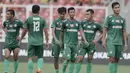 Para pemain PSMS Medan tampak lesu usai dikalahkan Sriwijaya FC pada perebutan tempat ketiga Piala Presiden di SUGBK, Jakarta, Sabtu (17/2/2018). PSMS kalah 0-4 dari Sriwijaya. (Bola.com/M Iqbal Ichsan)