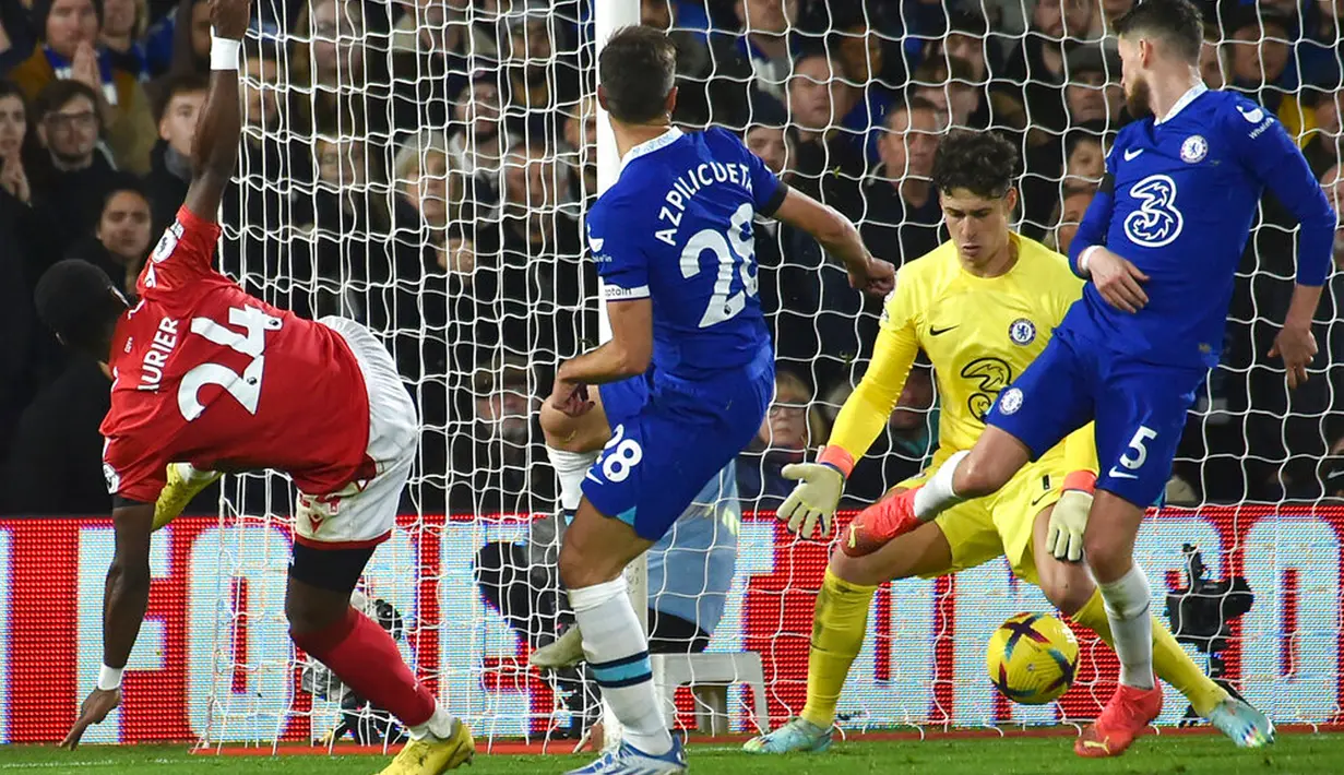 Pemain Nottingham Forest Serge Aurier (kiri) mencetak gol ke gawang Chelsea pada pertandingan sepak bola Liga Inggris di City Ground, Nottingham, Inggris, 1 Januari 2023. Pertandingan berakhir imbang dengan skor 1-1. (AP Photo/Rui Vieira)