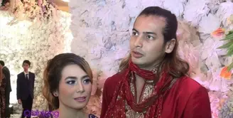 Boy Hamzah dan Rina Amalia memiliki cara sendiri untuk menghabiskan waktu berdua. Layaknya film bollywood, mereka berdua sering bermesraan dan bermanjaan dengan kata-kata yang romantis.