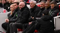 Manajer Liverpool Legends, Sven-Goran Eriksson (3L), Manajer Liverpool Legends, Ian Rush (C), Manajer Liverpool Legends, John Aldridge, dan Manajer Liverpool Legends, John Barnes (3R), duduk di bangku cadangan selama pertandingan Legends antara Liverpool Legends dan Ajax Legends di Anfield di Liverpool, barat laut Inggris pada 23 Maret 2024. (Oli SCARFF/AFP)