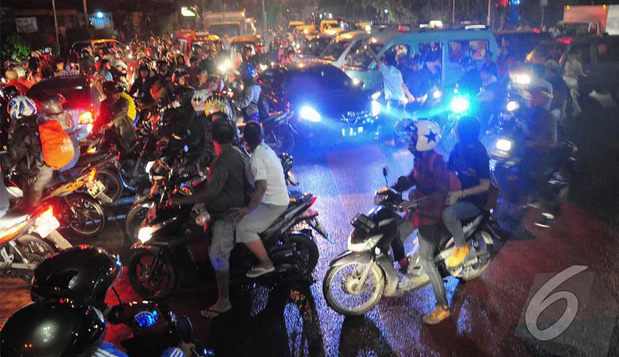Akibat dari jatuhnya papan reklame membuat lalu lintas menjadi macet, Permata Hijau, Jakarta, Rabu (25/6/2014) (Liputan6.com/Faizal Fanani)