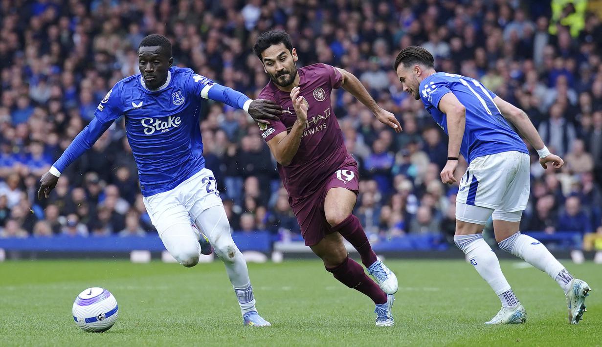 Pemain Manchester City, Ilkay Gundogan (tengah) menggiring bola melewati sejumlah pemain Everton dalam laga lanjutan Liga Inggris 2024/2025 di Goodison Park, Liverpool, Inggris, Sabtu (19/04/2025) waktu setempat. (AP Photo/Peter Byrne)