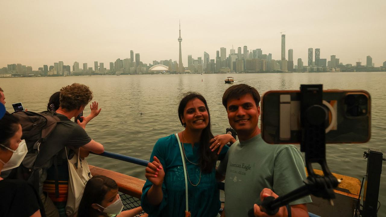 Ngerinya Langit Kota Toronto Berubah Kekuningan akibat Asap Kebakaran Hutan