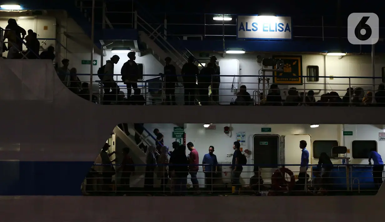 Sejumlah pemudik memanfaatkan waktu di kapal untuk beristihat. (Liputan6.com/Angga Yuniar)