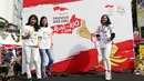 Atlet Voli Komang, Asih dan Mutiara turut meramaikan  kampanye Indonesia Bisa Emas, Road to Rio 2016 di Senayan, Jakarta, Minggu (20/3/2016). (Bola.com/Nicklas Hanoatubun)