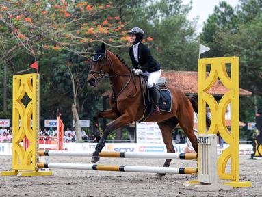 Selebritas Indonesia, Melody Laksani berkompetisi dalam cabang olahraga berkuda nomor show jumping Turnamen Olahraga Selebriti Indonesia (TOSI) Season 3 yang berlangsung di Arthayasa Stable, Depok, Jawa Barat, Jumat (01/11/2024). (Bola.com/Bagaskara Lazuardi)