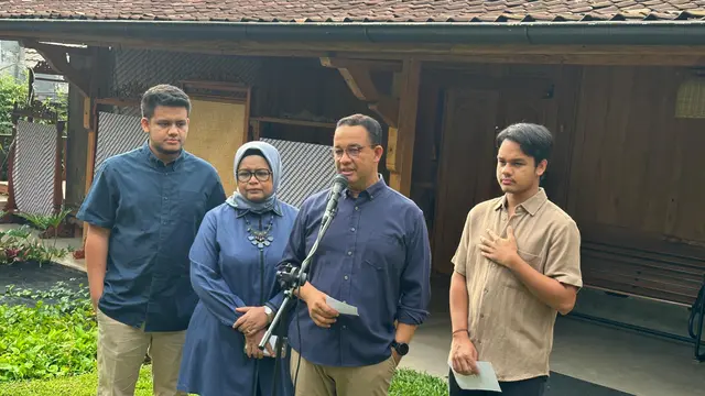 Mantan Gubernur DKI Jakarta Anies Baswedan mencoblos di Pilkada Jakarta. (Nanda Perdana).