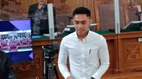 Mario Dandy terlihat tersenyum usai sidang putusan di PN Jaksel. (Rahmat Baihaqi/Merdeka.com)