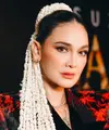 Saat premier film terbarunya, Luna Maya tampil dengan gaya rambut sanggul modern mengenakan ronce melati di rambutnya. [@snap.nuel/@claudianrh]