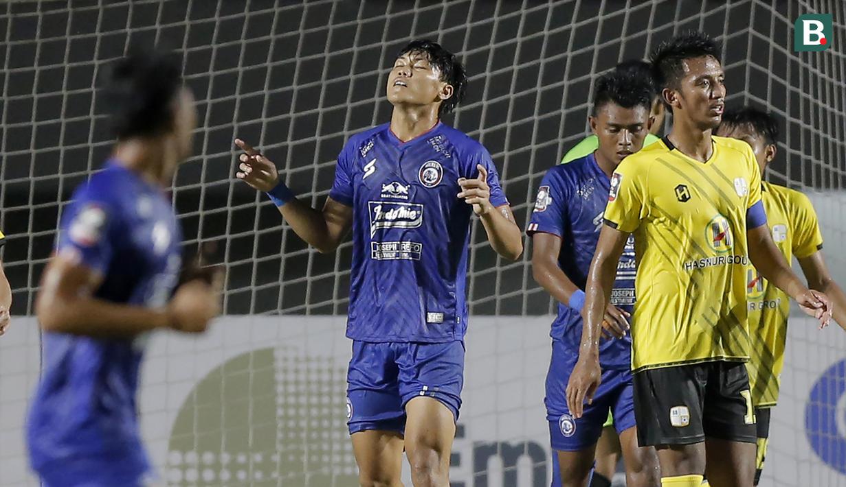 Striker Arema FC, Feby Eka Putra (tengah) kecewa usai gagal memanfaatkan peluang di depan gawang Barito Putera dalam laga matchday ke-2 Grup A Piala Menpora 2021 di Stadion Manahan, Solo, Kamis (25/3/2021). Arema FC kalah 1-2 dari Barito Putera. (Bola.com/Arief Bagus)