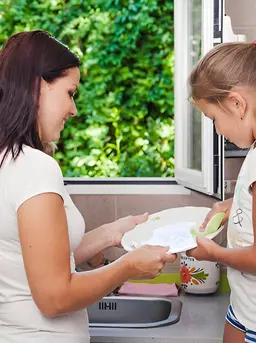 ilustrasi&nbsp;anak mencuci piringnya sendiri setelah makan/copyright freepik.com/freepik