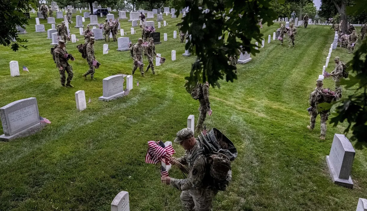 <p>Memorial Day diperingati pada hari Senin terakhir bulan Mei. Dari tahun 1868 hingga 1970, diperingati pada tanggal 30 Mei. (AP Photo/Andrew Harnik)</p>