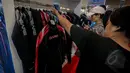 Pengunjung melihat baju selam di Deep & Extreme Indonesia 2015, JCC Jakarta, Kamis (30/04/2015). Dalam pameran ini dihadirkan informasi tentang dunia selam dan peralatannya, destinasi pariwisata serta industri pendukungnya. (Liputan6.com/Faizal Fanani)