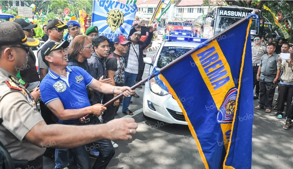 Walikota Malang, M. Anton, melepas rombongan Aremania berangkat menuju Jakarta dengan dikawal 60 personil Polri untuk mendukung Arema Cronus dalam final Torabika Bhayangkara Cup 2016, Sabtu (2/4/2016). (Bola.com/Iwan Setiawan)