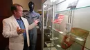Putra Neil Armstong, Mark, berbicara tentang barang-barang milik ayahnya yang ditampilkan di Heritage Auctions, New York pada 2 Oktober 2018. Bendara AS yang dibawa ke Bulan diperkirakan akan menjadi benda favorit dalam lelang. (Don EMMERT/AFP)
