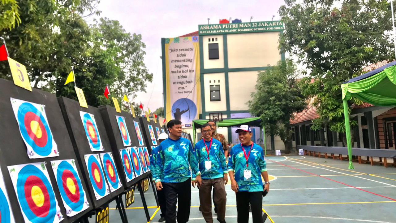 Kepala Madrasah Aliyah Negeri 22 Jakarta Barat, Usman Ali bersama Perwakilan dari Kanwil Kemenag, meninjau lokasi Kejuaraan Panahan Pelajar 2023 di MAN 22. (Dok: MAN 22 Jakbar)