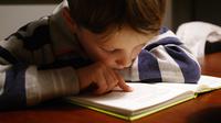 Ilustrasi Anak Pengidap Autis Membaca (Michal Parzuchow/Unsplash)