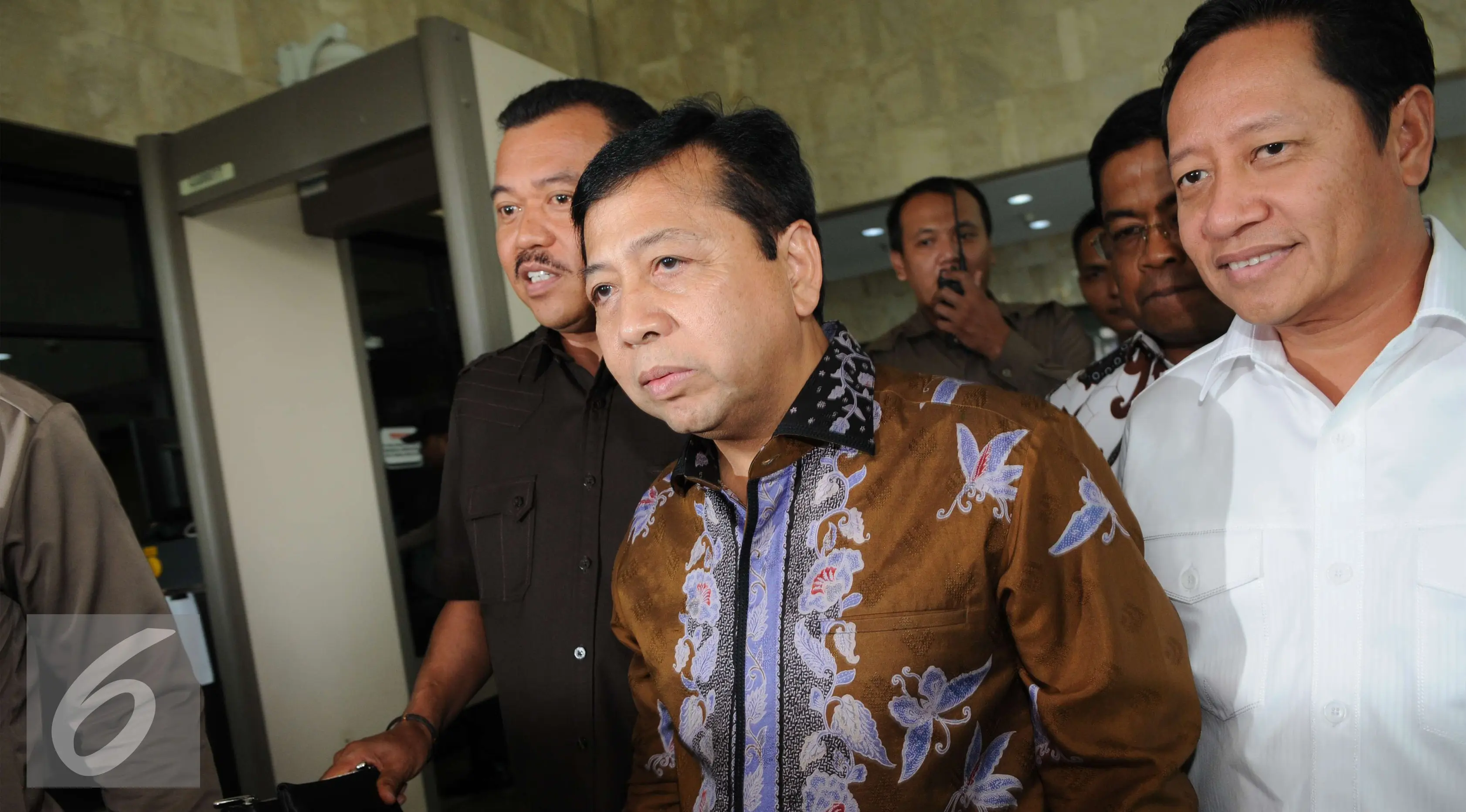 Ketua DPR Setya Novanto, usai menjalani pemeriksaan, di Gedung KPK, Jakarta, Selasa (13/12). Novanto dimintai keterangan sebagai saksi dalam kasus dugaan korupsi pengadaan Kartu Tanda Penduduk berbasis elektronik (e-KTP). (Liputan6.com/Helmi Affandi)