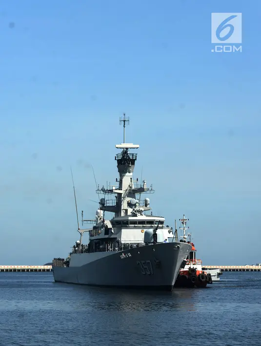Penampakan kapal perang KRI Bung Tomo 357 saat berada di Dermaga Sunda Pondok Dayung, Jakarta, Jumat (13/4). TNI AL Komando Armada Barat (Koarmabar) menerima alutsista dua kapal perang dari Koarmatim. (Merdeka.com/Imam Buhori)