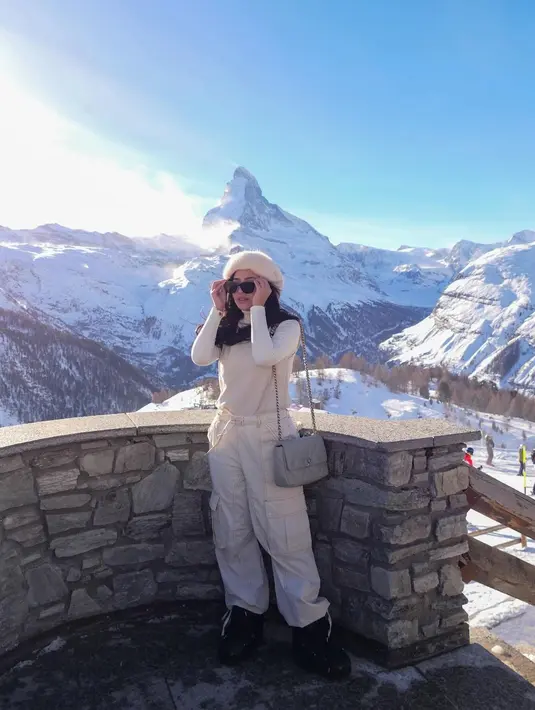 Liburan di Swiss, begini penampilan kece Rachel Vennya dengan outfit musim dingin serba putih. [@rachelvennya]