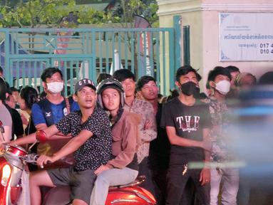 Ekspresi kekecewaan fans Timnas Kamboja U-22 saat menonton tim kesayangannya dari luar Olympic Stadium dalam pertandingan ketiga Grup A SEA Games 2023 melawan Myanmar, Minggu (7/5/2023). (Bola.com/Gregah Nurikhsani)